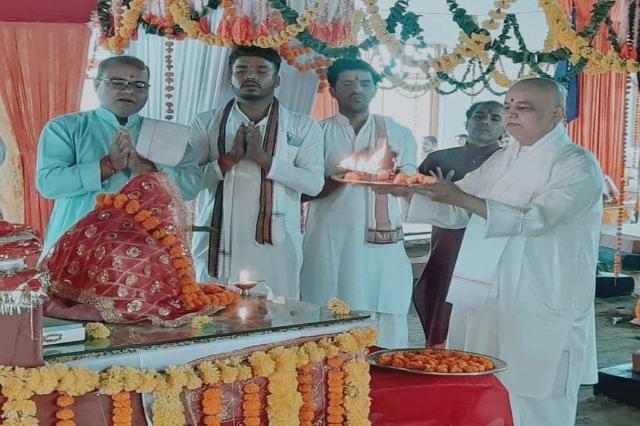 The 9-day Navratri festival started from today at Shri Gurudev Brahmanand Saraswati Ashram Maharishi Ved Vigyan Vidyapeeth Bhopal. 